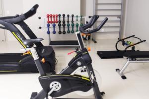 帕尔马斯CEU PALMAS Hotel的健身房设有两辆健身自行车和跑步机