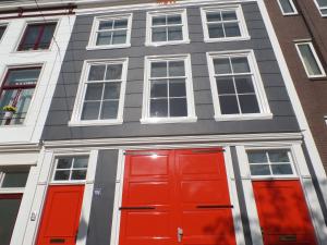 海牙MAFF顶级公寓的灰色的建筑,有红色的门窗