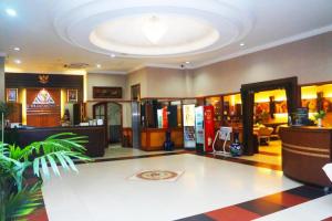 坤甸Hotel Kapuas Dharma的大型大堂设有出售各种香料的商店