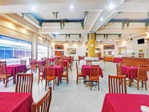 丹戎槟榔OYO 1178 PLAZA HOTEL TANJUNG PINANG的一间设有红色桌椅的用餐室