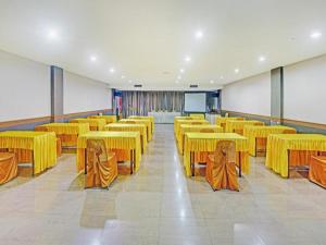 丹戎槟榔OYO 1178 PLAZA HOTEL TANJUNG PINANG的教室里设有黄色桌椅的房间