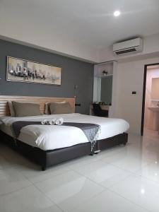 乌隆他尼Tisa Hotel Udonthani的一间卧室,卧室内配有一张大床