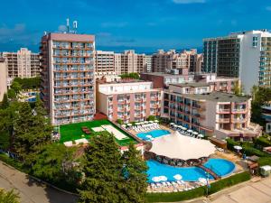 阳光海滩MPM Hotel Orel - Ultra All Inclusive的城市空中景观和建筑