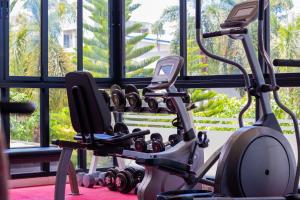 罗勇Phavina Hotel Rayong SHA Extra Plus的健身房设有跑步机和健身自行车