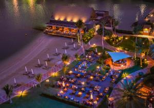 阿布扎比阿布扎比罗塔纳海滩酒店的夜间餐厅灯光的顶部景色