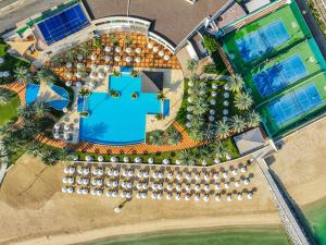 阿布扎比阿布扎比罗塔纳海滩酒店的享有带游泳池的度假村的顶部景致