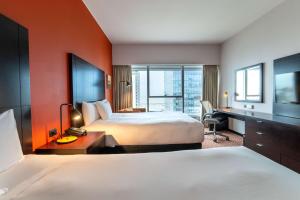 蒙得维的亚蒙得维的亚希尔顿花园酒店的酒店客房配有两张床和一张书桌