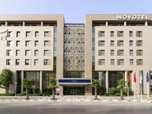 突尼斯Novotel Tunis Lac的杜布林诺富特酒店 ⁇ 染