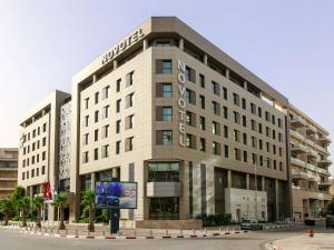 突尼斯Novotel Tunis Lac的前面有标志的建筑