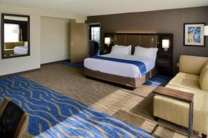 圣路易斯Holiday Inn St Louis Downtown/Convention Center, an IHG Hotel的酒店客房设有一张大床和一张沙发。