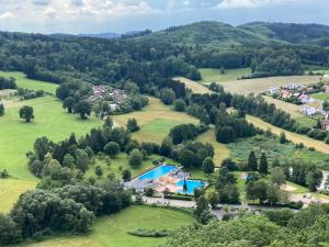 FalkensteinFerienhaus Brandt im Ferienpark Falkenstein的享有公园的空中景致,设有游泳池和度假村