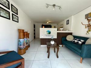 Tenancingo de DegolladoHotel Bungalows Casa Blanca的客厅配有蓝色的沙发和桌子