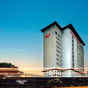 圣路易斯波托西Hampton Inn By Hilton San Luis Potosi的建筑的 ⁇ 染