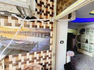 亚历山大شقة فندقية مكيفة ميامي ع البحر مباشرةً的墙上有一艘船画的房间