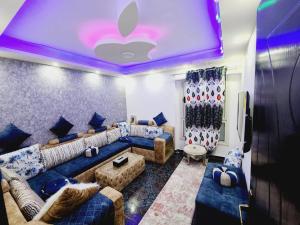 亚历山大شقة فندقية مكيفة ميامي ع البحر مباشرةً的带沙发和苹果天花板的客厅