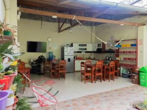 伊基托斯Moicca Youth Hostel的厨房以及带桌椅的用餐室。