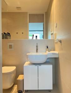 汉堡Come2Stay Hafencity - Marco Polo Tower的一间带水槽和卫生间的浴室
