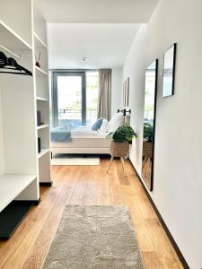 汉堡Come2Stay Hafencity - Marco Polo Tower的一间卧室设有一张床和一个大窗户