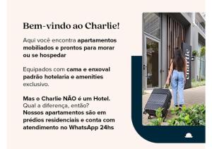 圣保罗Charlie Aeroporto Congonhas CGH的带着手提箱沿着人行道走的女人