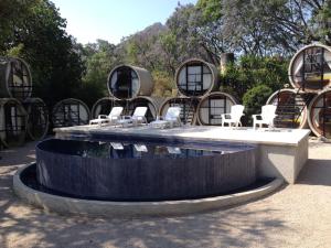 迪坡斯特兰管道宾馆的公园里一个带桌椅的喷泉