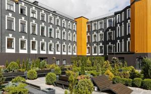 里加Valentine's 2 apartment Riga的一座建筑,前面设有长椅花园