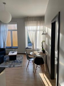 里加Valentine's 2 apartment Riga的客厅配有桌子和沙发