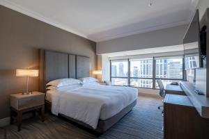 西雅图Coast Seattle Downtown Hotel by APA的一间卧室设有一张大床和一个大窗户