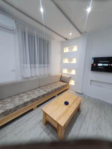 Raʼs al JabalAppartement neuf 55 m2的带沙发和咖啡桌的客厅