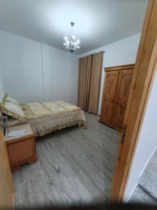 Raʼs al JabalAppartement neuf 55 m2的一间卧室配有一张床和一个梳妆台