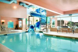 卡尔加里卡尔加里机场戴斯酒店的一座带滑梯的游泳池