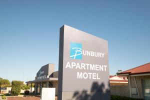 班伯里Bunbury Motel and Apartments的火葬场公寓汽车旅馆入口的标志