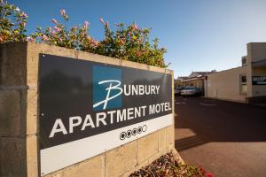 班伯里Bunbury Motel and Apartments的停车场的建筑标志