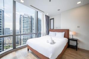 胡志明市Tony Luxury Apartment inside Landmark 81 Tower的一间卧室设有一张大床和大窗户