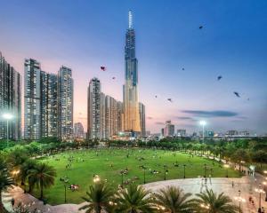 胡志明市Tony Luxury Apartment inside Landmark 81 Tower的一座高楼城市的大公园