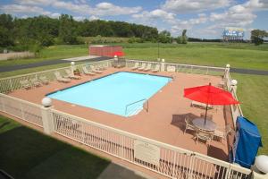 米兰诺俄亥俄南桑达斯基卡尔森乡村旅馆的享有带红伞的游泳池的顶部景致