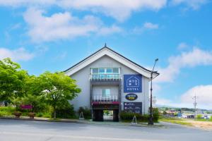 庆州Gyeongju Hotel Check-in Bulguk的街道边的建筑物