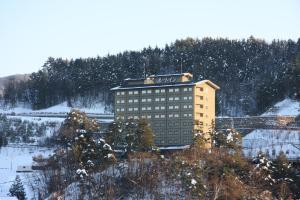 高山格兰蒂亚喜达塔卡亚玛路线酒店的雪上有标志的建筑物