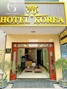 Làng ThànhGRAD Korea Hotel Vip的酒店客房前面有标志