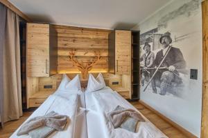 萨尔巴赫Eibinghof BED & BREAKFAST & SWIM的墙上有鹿头的房间的婚纱