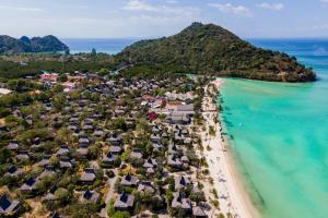 皮皮岛SAii Phi Phi Island Village的海滩上的度假村的空中景致