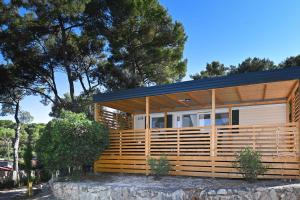 比奥格勒·纳·莫鲁苏里娜宿营公园度假村的蓝色屋顶的小木屋