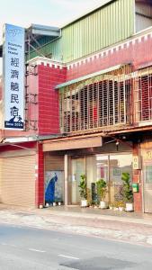 大园区经济舱民宿的一座建筑物前面的商店,窗户上有孔雀