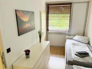 科隆Monteurwohnung in Köln-Kalk的卧室配有白色梳妆台、床和窗户。