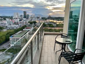 古晋Kuching City Center Riverine Apartment With Balcony and Marvelous Views的市景阳台配有桌子