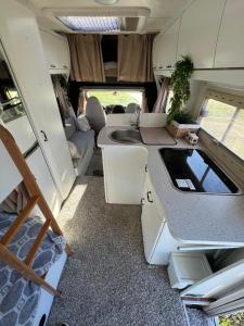 第比利斯Camper Mobile Motorhome的露营车内景带水槽