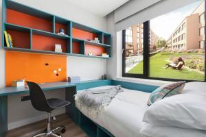都柏林Highfield House的一间卧室配有一张床、一张书桌和一个窗户。