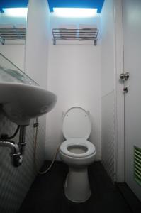 当格浪斯威夫特艾尔帕勒斯机场酒店的浴室配有白色卫生间和盥洗盆。