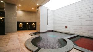 釜山海云台高丽良宵酒店的一座大楼中央的游泳池