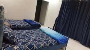 伊斯兰堡Comfy stays near Islamabad airport的配有黑色窗帘的客房内的两张床