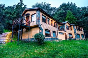 圣卡洛斯-德巴里洛切Plena conexión con la naturaleza en estos Bungalows en el Bosque con vista al Lago的绿色田野上的大型木屋